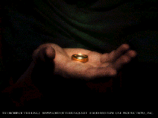 Un anneau tenu dans une main