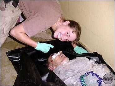 Sabrina Harman au-dessus d'un cadavre irakien